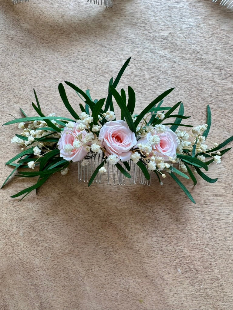 Peineta Rose con rosas preservadas rosadas · Menorca Flowers